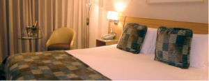 The rooms at the Hilton Metropole are decorated according to contemporary design.
