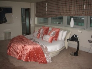mayfair - round bed (460x345)
